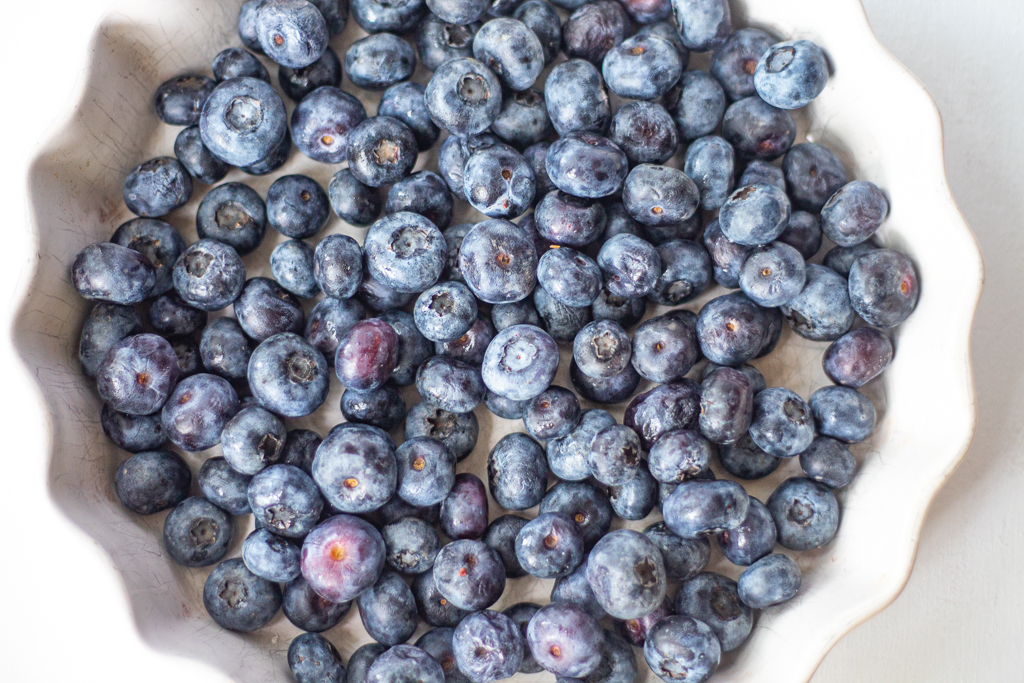 Pie plate with blueberries